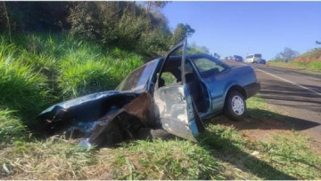 Ap�s bater na lateral de �nibus, carro cai em ribanceira entre Osvaldo Cruz e Salmour�o