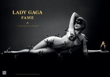 Lady Gaga aparece sem roupas em propaganda de novo perfume