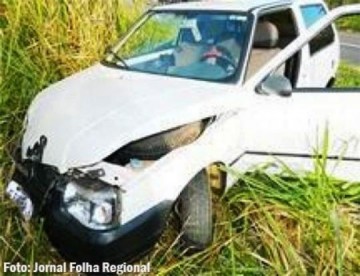 Homem bate carro na SP-294 e foge