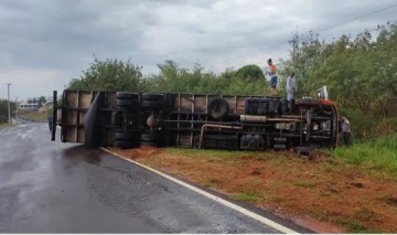 V�DEO: Caminh�o tomba na SP-294 em Adamantina