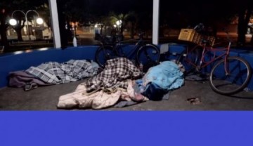 Dois dos cinco moradores de rua que dormiram no coreto da praa se recusaram a sair do local e receber abrigo oferecido pela Prefeitura