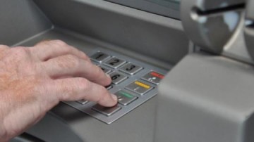 Idoso perde R$ 2.600 ap�s cart�o ficar preso em caixa eletr�nico