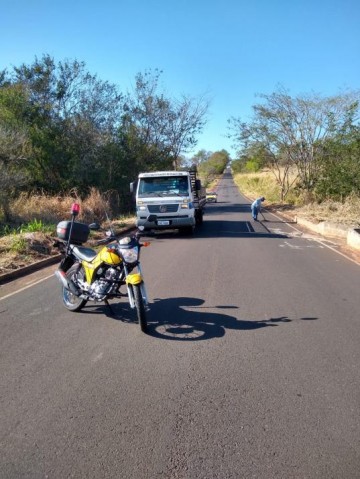 Prefeitura faz manuten��o na vicinal Luiz Rovina e pede aten��o a usu�rios