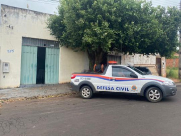 Inc�ndio em casa assusta moradores e destr�i quarto no bairro Alberto Lang
