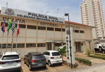 Menina de 3 anos � resgatada em casa ao lado do corpo em decomposi��o da m�e em Lins