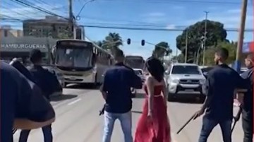 VDEO: Homens armados param trnsito em Braslia para 'dama de vermelho' passar