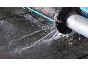 Vazamento de �gua afeta abastecimento em Osvaldo Cruz; Sabesp prev� normaliza��o at� a noite