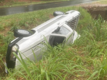 Motorista capota ve�culo e foge ap�s acidente na vicinal entre Osvaldo Cruz e a SP-425