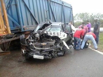 Acidente entre caminh�o com cana e caminhonete deixa dois feridos
