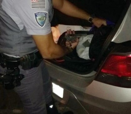 Armamento foi apreendido em Presidente Epit�cio (Foto: Pol�cia Militar/Cedida)