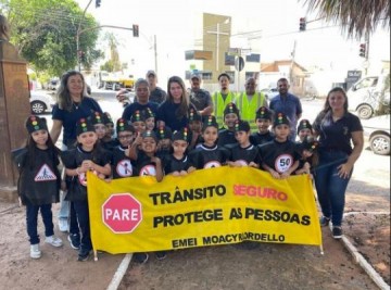Alunos da Escola Infantil "Moacyr Lordello" realizam a��o educativa no tr�nsito