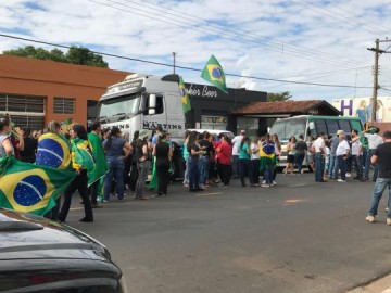 Nova passeata e carreata re�ne centenas de pessoas a p� e com ve�culos;com�rcio adere e maioria fecha as portas