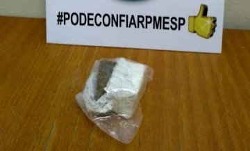 Pol�cia prende dupla com maconha e crack no bairro Vale do Sol