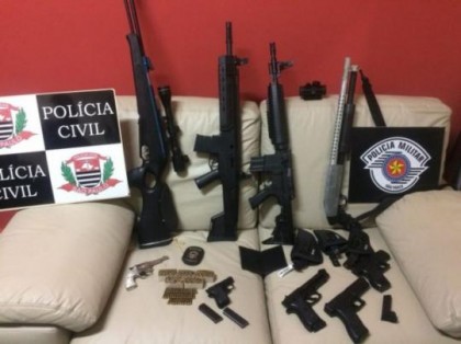 Armas de fogo e rplicas apreendidas durante operao das Policiais Militares e Civil de Adamantina (Foto: Divulgao | PM)