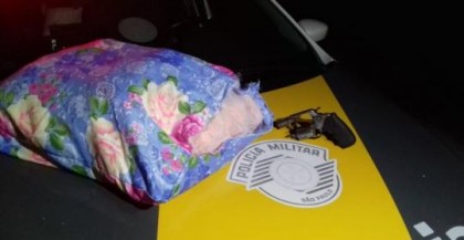 Rev�lver estava escondido em travesseiro (Foto: Pol�cia Rodovi�ria/Cedida)
