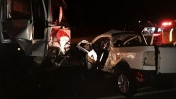 Homem de 56 anos morre ap�s batida entre picape Saveiro e caminh�o na SP-425