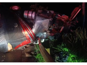 Tupi Paulista: pai e filho de 7 anos morrem ap�s acidente entre carro e caminh�o