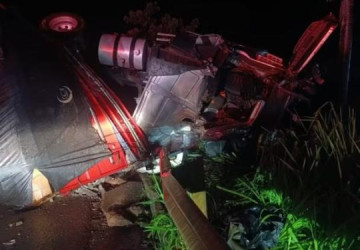 Tupi Paulista: pai e filho de 7 anos morrem ap�s acidente entre carro e caminh�o