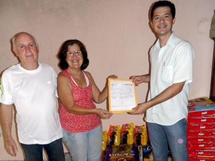 Eduardo Marconato, representando o Supermercado Bandeiras, faz a entrega da nota dos mais de 200kgs de rao para os representantes da Sociedade Protetora dos Animais de Osvaldo Cruz (SPAOC)