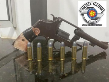 Homem � preso com arma e muni��es em Osvaldo Cruz e tem carro apreendido ap�s teste do etil�metro