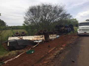 Batida de frente entre carreta e picape mata homem na Rodovia da Integra��o em Tupi Paulista