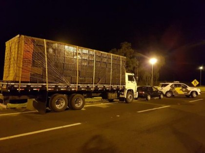 Caminh�o foi apreendido com 180 mil ma�os de cigarro em Guarant� (SP) (Foto: Pol�cia Rodovi�ria)