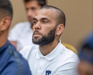 Daniel Alves condenado: como o jogador deve cumprir a pena de 4 anos e 6 meses na Espanha