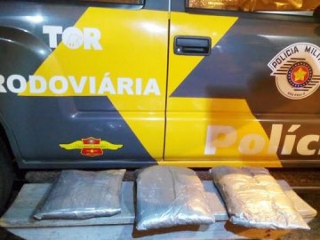 Em �nibus, tr�s jovens s�o presos por tr�fico com drogas nas bagagens