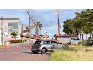 Acidente com carro zero KM derruba poste e deixa cerca de 2 mil clientes sem energia em Adamantina