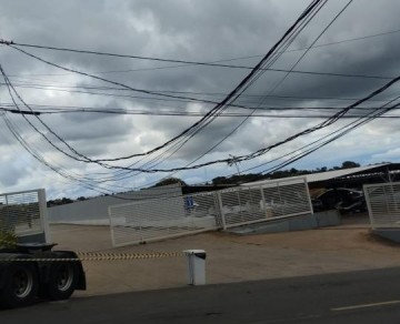 Defesa Civil e Departamento de Tr�nsito interditam Avenida Felipe Carmona ap�s acidente de caminh�o em poste