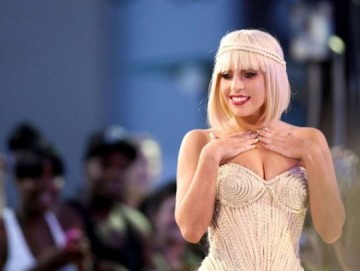 Lady Gaga pula seminua sobre o pblico em festival nos EUA