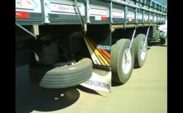 Ressolagem de pneu se solta e atinge carro