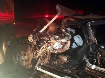 Acidente entre caminhonete e bitrem em Luc�lia deixa duas pessoas feridas