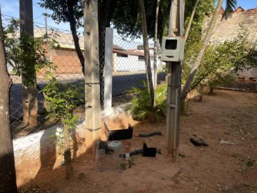 Bandidos furtam padr�o de energia de campo de futebol no Jardim Alvorada