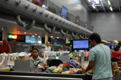 Reduo da inflao para 3,45% beneficiar consumidores     Tnia Rgo/Agncia Brasil