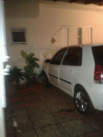 Carro invade casa no Conjunto �lvaro Campoy