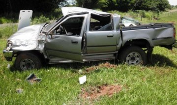 Caminhoneta capota em estrada vicinal de Fl�rida Paulista