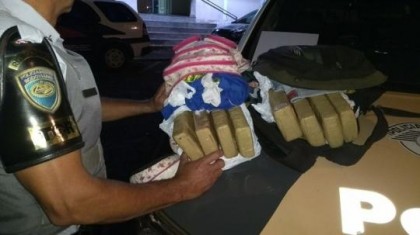 Pol�cia Militar Rodovi�ria localizou a droga em duas malas (Foto: Pol�cia Militar Rodovi�ria/Cedida)