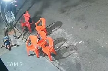 Jovem leva um tiro nas costas e tem bra�o quebrado ap�s envolver-se com ex-namorada do suspeito de cometer o crime