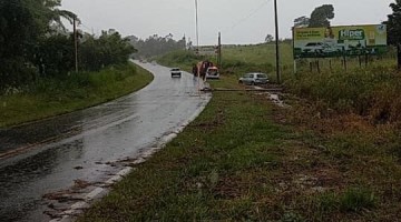 Carro derruba poste e deixa moradores de Adamantina e Luc�lia sem internet