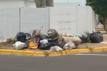 Ponto Viciado: esquina das ruas Santa Cec�lia e Salgado Filho vira lix�o em Osvaldo Cruz