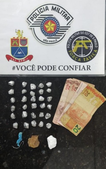 Pol�cia Militar de Salmour�o prende traficantes com 31 pedras de crack, uma pedra bruta de coca�na e dinheiro