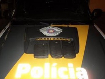 Nervoso, homem acaba preso com pasta base de coca�na e haxixe