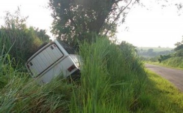 �nibus de trabalhadores rurais bate em trator e tomba na vicinal Iacri-Rin�polis e faz 18 feridos