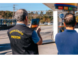 Procon inicia fiscaliza��o em postos de combust�veis contra publicidade enganosa de pre�os em todo Estado