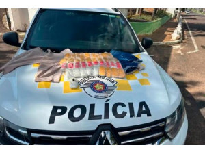 Mulher � presa com 40 pacotes de drogas escondidos no corpo durante viagem de �nibus