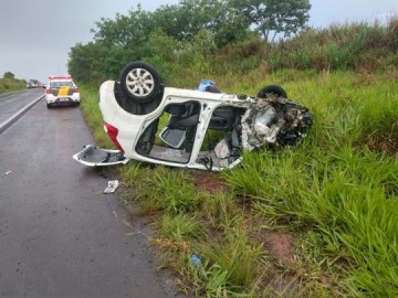 Acidente entre carreta carregada de cimento e carros deixam quatro pessoas feridas na Rodovia Assis Chateaubriand