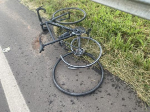 Ciclista fica gravemente ferida ap�s ser atingida por caminhonete na SP-294 em Parapu�
