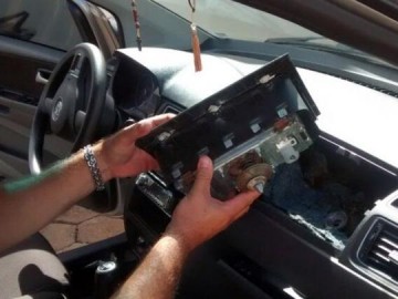 Polcia encontra droga escondida por dispositivo eltrico em painel de carro