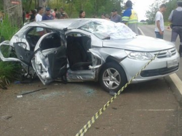 Acidente entre carro e caminhonete mata m�e e filho em Pirapozinho